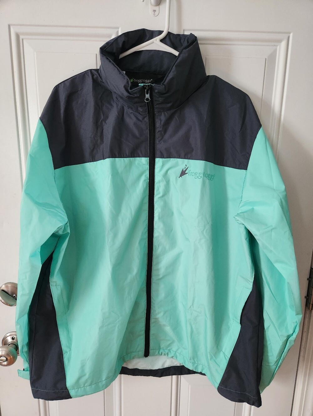 Frogg Toggs Rain Jacket With adjustable hood Size L/XL Waterproof Lightweight